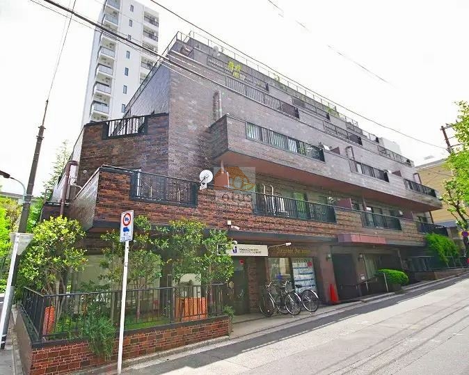 白金台桜苑マンション外観３｜白金台桜苑マンションは、昭和54年に建てられた7階建てで、総戸数は24戸です。一戸あたりの住戸数が少ないため、プライバシーと静けさを確保することができます。