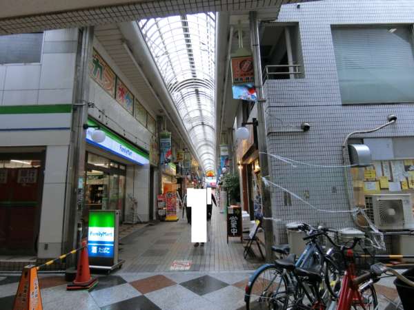 阿佐ヶ谷コーポラスアプローチ7｜地元の商店街と一体のとなった構造になっています。アーケードですので雨の日もありがたいと思います。