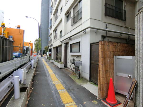 麻布広尾マンション外観共用部2｜麻布広尾マンションの建物は交差点を渡ったところにすぐあります。まさに駅徒歩１分です。