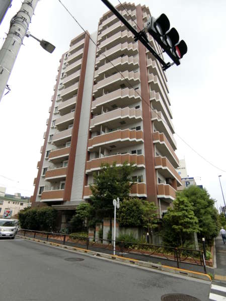 エクセレントシティ金町プリエ外観共用部1｜こんなマンションが見えたら左折です。