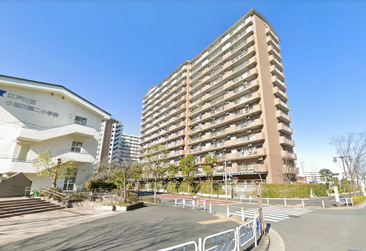ティーズガーデン外観２｜ティーズガーデンは平成13年築、14階建てのマンションです。区立小松川第二小学校に隣接しています。