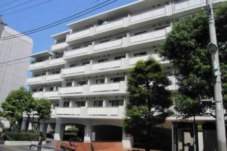 パサニアガーデン目白台_外観2｜パサニアガーデン目白台は昭和５６年築、8階建ての大規模マンションです。南傾斜の高台に位置します。雑司ヶ谷駅から徒歩1分です。山手線「目白」駅も徒歩圏内です。
