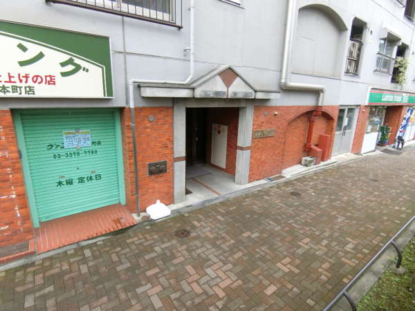 豊栄新都心マンション外観共用部3｜歩道は少し上がる傾斜となっていますが、豊栄新都心マンションのエントランスは、歩道の本道から離れた平坦なところにあります。自転車等の往来もなく安全と言えるでしょう。