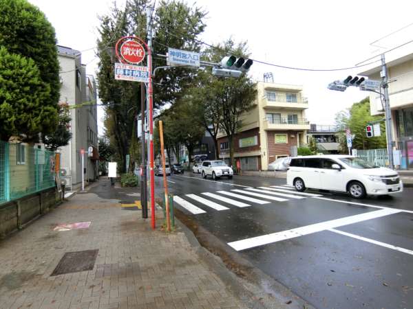 阿佐ヶ谷コーポラスアプローチ5｜アーケードを抜けて路地を曲がりますと、中杉通りにあたります。写真は中杉通りの様子です。