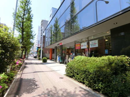 モンテベルデ新中野アプローチ2｜ジーンズメイトの横も通り過ぎます。