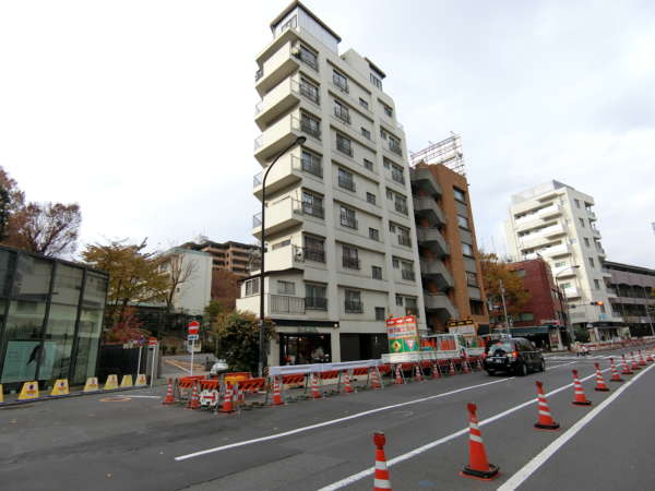 麻布広尾マンション外観共用部4｜大通りに面しています。