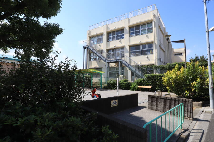 小谷野しょうぶ児童遊園｜建物の南西側には小谷野しょうぶ児童遊園・小谷野しょうぶ保育園があります。