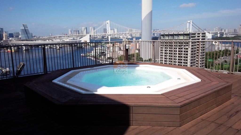 グランシティ天王洲アイル4｜屋上には夏季に利用できるリラクゼーション温水ジャグジーが設置されています。運河ビューです。
