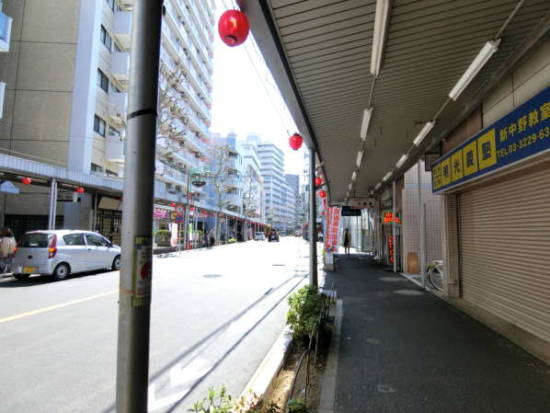 ナイスアーバン新中野アプローチ1｜アプローチのほとんどの部分が鍋横商店街で占められいて、アーケードのある賑やかなアプローチになっています。