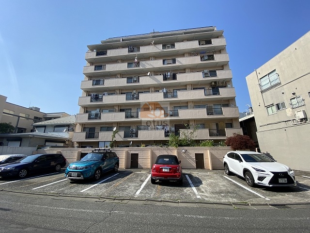 メイゾン牛込は、昭和44年築、9階建てSRC造の建物が閑静な住宅街にたたずみ、白を基調としたシンプルなファサードが落ち着いた印象を与えます。駅徒歩5分とは思えない静かな住環境も魅力です。
