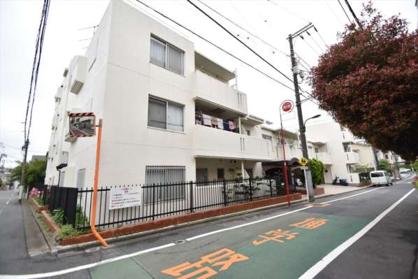 ハイネス哲学堂外観３｜ハイネス哲学堂は昭和５６年築、４階建てのマンションです。哲学堂公園から近くの閑静な住宅地にあります。