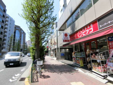 モンテベルデ新中野アプローチ1｜物件に近づいてくるとコンビニ「ピアゴ中野中央５丁目店」が目に入ります。２４時間営業。（現在は「スーパーマーケット リコス 中野中央5丁目店」にかわりました）