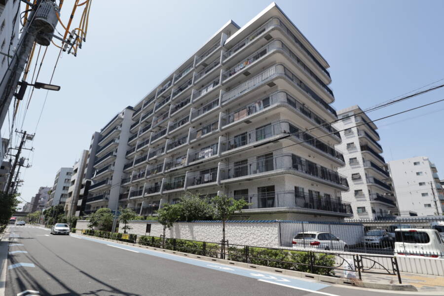 秀和両国レジデンス外観2｜総戸数１６４戸の大規模マンションです。
