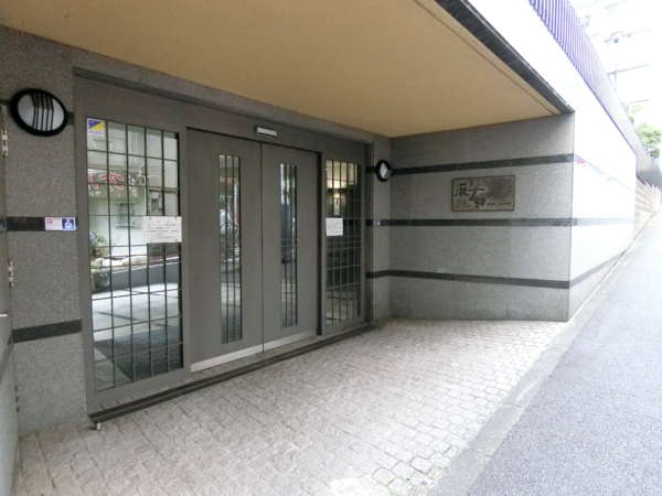 ドミ麻布外観共用部1｜エントランスです。すでにオートロックとなっており、修繕状況も良好です。