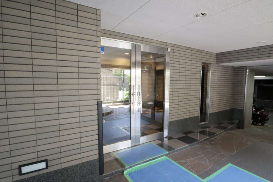 サンシティ三ノ輪共用部2｜こちらが居住者用のエントランス。こじんまりとしたエントランスでした。グレード感はないですがコンパクトにまとまって見通しもよいと思います。