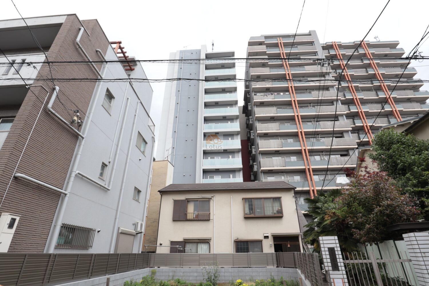 クレストフォルム桜台サウスステージの外観は、周囲の低層住宅と並ぶ位置から立ち上がる姿が見えてきて、距離が縮まるほど階段状のボリュームが分かりやすく感じられます。ガラス手すりの質感が光を受けてやわらかく見え、駅近ながら落ち着いた佇まいを保っています。