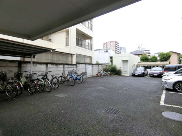 コスモ金町壱番館外観共用部7｜駐車場・駐輪場の様子です。