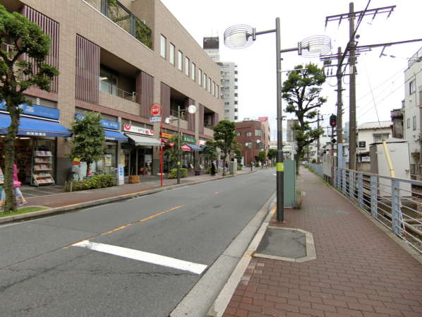 コスモ金町壱番館アプローチ3｜駅を出ましたら、京成線沿いに水戸街道方面に進みます。金町駅は近頃再開発が盛んです。