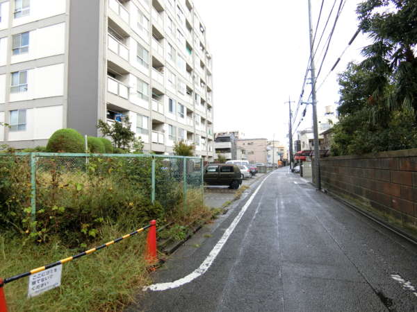 阿佐ヶ谷コーポラス外観共用部7｜周辺は住宅地。南側には駐車場です。