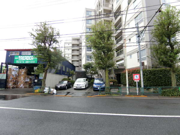 阿佐ヶ谷コーポラス外観共用部3｜物件は早稲田通り沿いにあります。