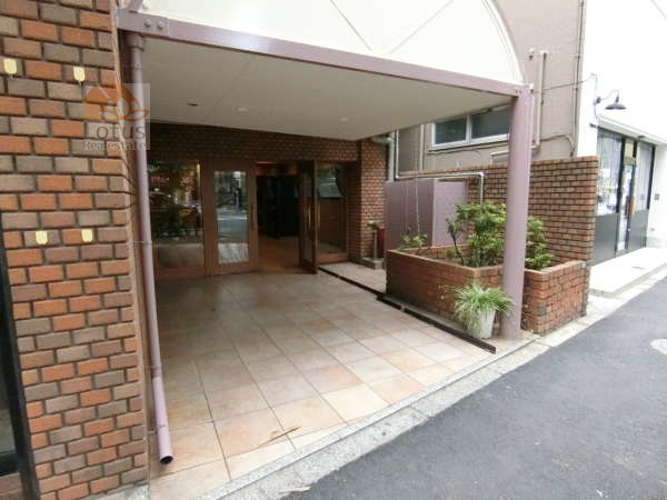 中野坂上アムフラット外観共用部4｜エントランスです。エントランスは青梅街道に面しているため駅からすぐ到着します。