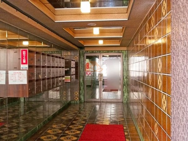 白金台桜苑マンションエントランス｜ヴィンテージな雰囲気が漂います。昔ながらの建材やデザインが使用されており、独特の雰囲気と温かみを醸し出しています。