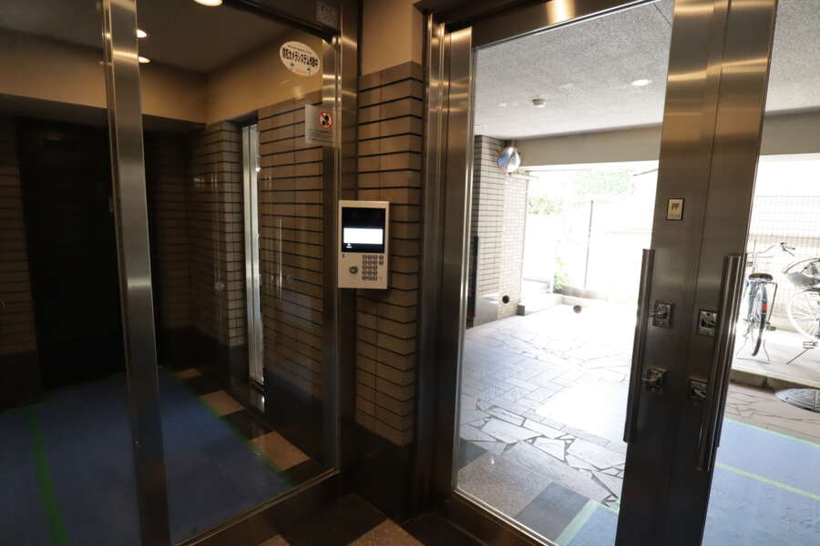 サンシティ三ノ輪共用部3｜中に入るとオートロックが設置してあります。