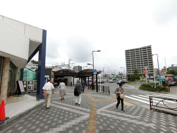 コスモ金町壱番館アプローチ1｜コスモ金町壱番館の最寄り駅は金町駅です。ＪＲ線と京成線の乗換駅です。