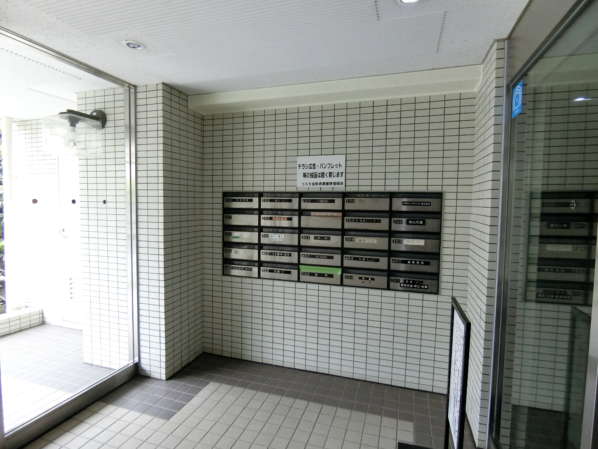 コスモ金町壱番館外観共用部5｜エントランス内部の様子です。オートロックではありませんが落ち着いた様子でした。