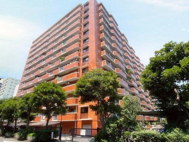 シャンボール三田外観2｜シャンボール三田は13階建の大規模マンションで、レンガ調タイル張りが印象的な風格のあるマンションです。