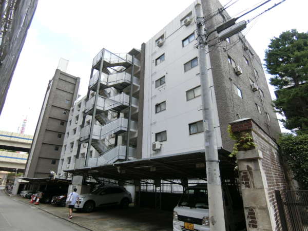 ドミ麻布外観共用部4｜マンションの北側は駐車場が配置されています。