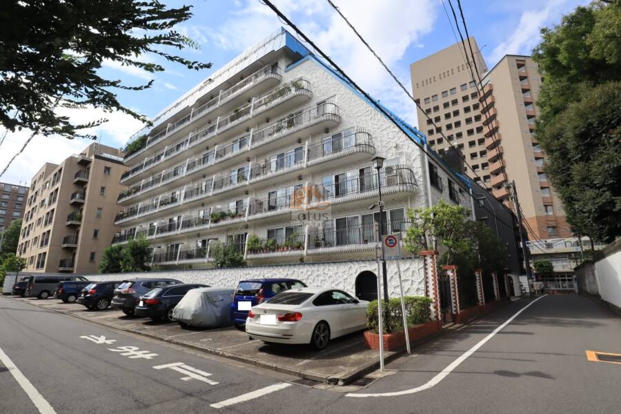 秀和湯島レジデンス外観1｜秀和湯島レジデンスは8階建てのマンションです。周辺には旧岩崎庭園、東京大学などがある静かな住宅街です。後ろに見える建物は東京大学医学部付属病院の建物です。