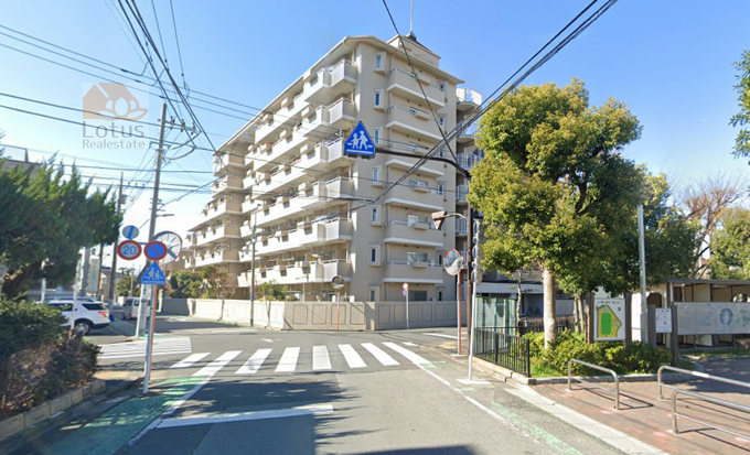 グリーンパーク第２南綾瀬外観２｜グリーンパーク第２南綾瀬は昭和６０年築、７階建てのマンションです。上千葉公園に隣接していて、公園前には「区立上千葉小学校」があります。