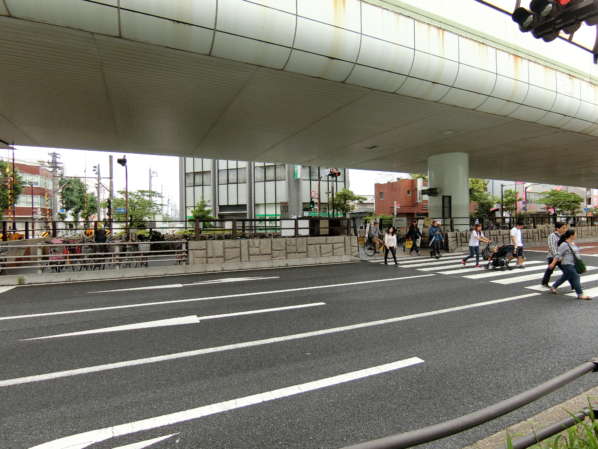 コスモ金町壱番館アプローチ5｜水戸街道は大きな道路です。だた、交通量は写真の上の橋の方が多いようですね。葛飾大橋といいます。松戸と金町をつなぐ橋です。