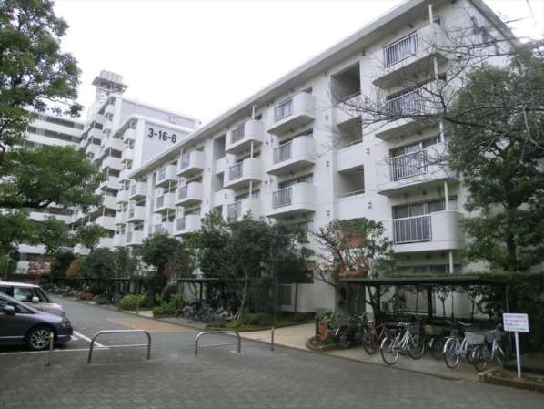 東砂三丁目ハイツ　５号棟｜東砂３丁目ハイツは１号棟から７号棟まである大規模マンションです。敷地内には緑が多くあります。