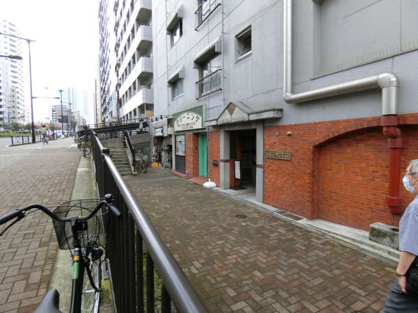 豊栄新都心マンション外観共用部2｜山手通り沿いにあるため、それなりに人通りが有り、人目があるという点で防犯効果があります。