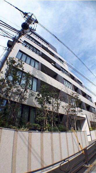 ディアナコート宮坂壇邸外観共用部7｜なだらかな傾斜の上に立つマンションです。