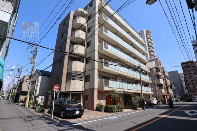 ミオカステーロ亀戸外観3｜ミオカステーロ亀戸は平成16年築の8階建てのマンションです。蔵前橋通りから一歩入った住宅街にあります。近くには亀戸天神社があります。