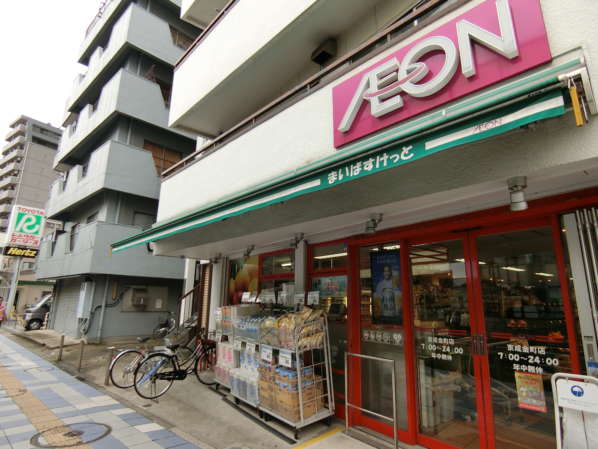 コスモ金町壱番館アプローチ4｜水戸街道渡る手前には「まいばすけっと」も出店しています。