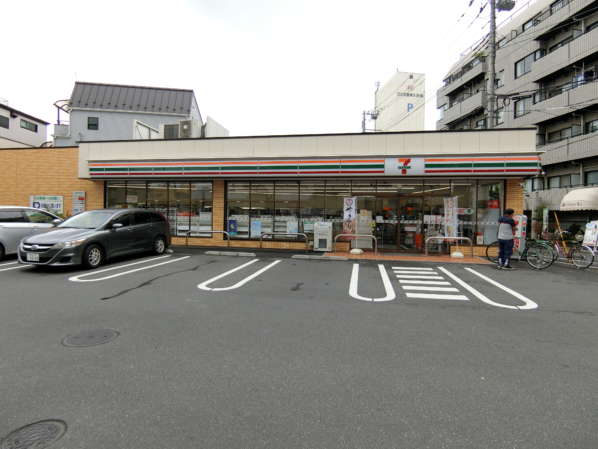コスモ金町壱番館アプローチ8｜近隣にはセブンイレブンもあります。