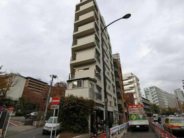 麻布広尾マンション外観共用部3｜麻布広尾マンションは日比谷線広尾駅から１分。８階建て、総戸数14戸のマンションです。周辺は賑やかなロケーションにあります。