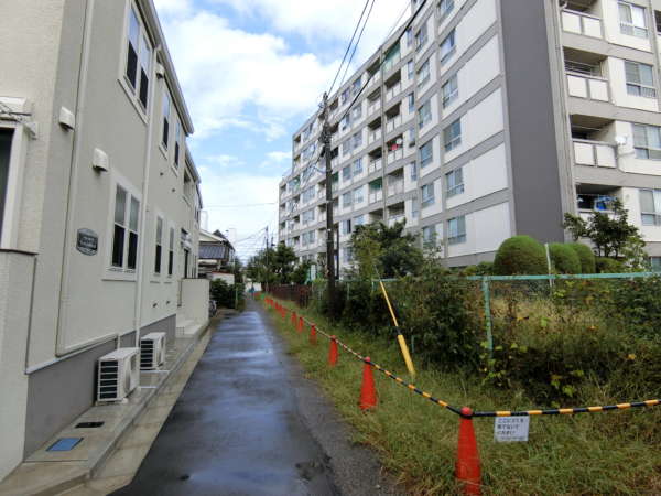 阿佐ヶ谷コーポラス外観共用部6｜西側にも住宅地です。道路の拡幅に備えた土地があいています。