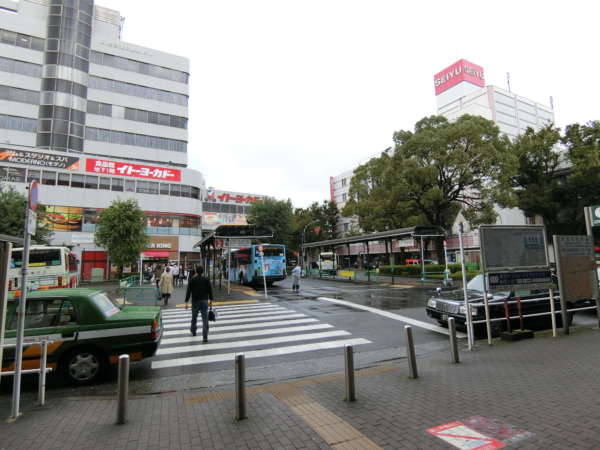 阿佐ヶ谷コーポラスアプローチ10｜駅コンコースを出るとすぐバスロータリーがあります。駅前にはすぐヨーカドー、西友が目に入ります。もちろんこれだけではなく、たいへんにぎわった様子がうかがえます。