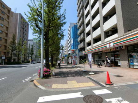 モンテベルデ新中野アプローチ3｜セブンイレブンが目に入るともう近くです。ここまで４分くらいでしょうか。