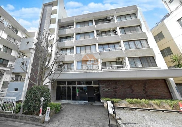 ニュー赤坂コーポラス外観６｜エントランスは非常に見通しの良いところにあります。