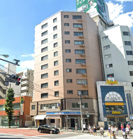 麻布霞町マンション外観３｜麻布霞町マンションは１１階建てのマンションです。六本木通りと外苑西通りの交差点付近に位置します。六本木駅と広尾駅が徒歩圏内です。