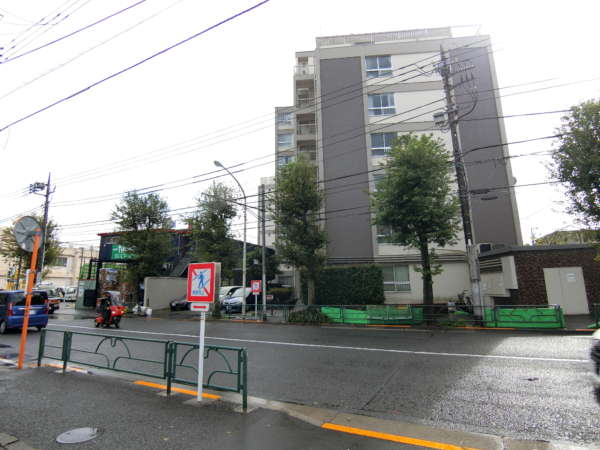 阿佐ヶ谷コーポラス外観共用部2｜周りに特別大きな建物もないので日当たりも良好です。