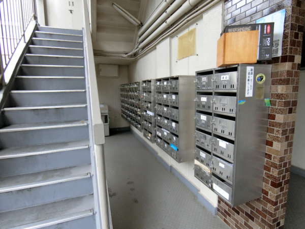阿佐ヶ谷コーポラス外観共用部9｜とくにオートロックなどではありませんが、清掃はしっかりしていました。