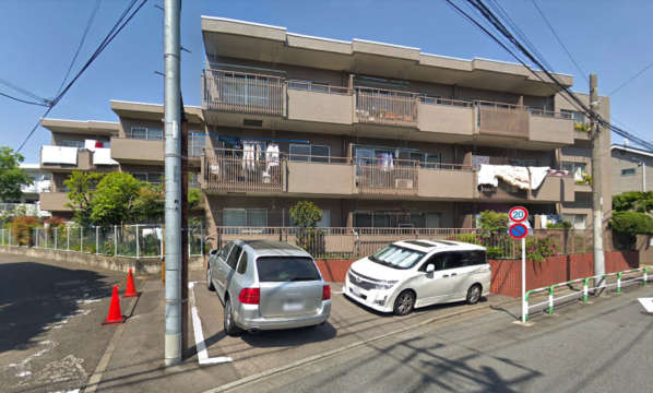パークハイム目白外観３｜パークハイム目白は3階建ての低層マンションです。目白駅から徒歩7分の閑静な住環境です。徒歩2分におとめ山公園があり、公園の中央を通って高田馬場方面へ向かうことができます。