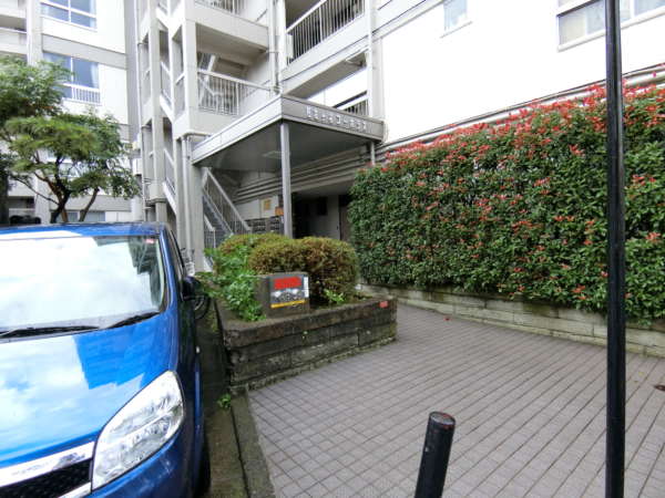 阿佐ヶ谷コーポラス外観共用部1｜エントランスは少し入ったところにあります。